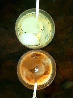 Masada buzlu kahve var.