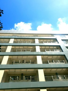 Şehrin modern binası 