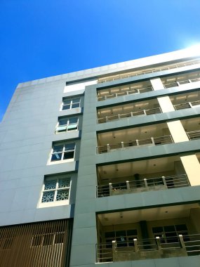 Şehrin modern binası 