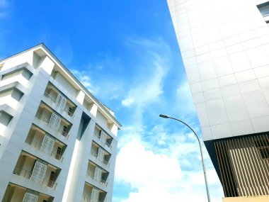 Şehrin modern binası 