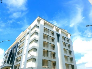 Şehrin modern binası 