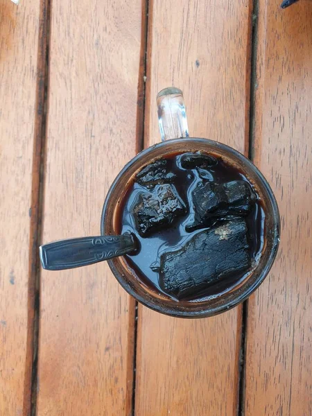 Sıcak joss kahvenin içinde siyah kömür var.