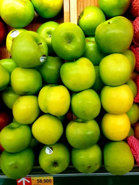 Frische Äpfel Auf Dem Markt — Stockfoto
