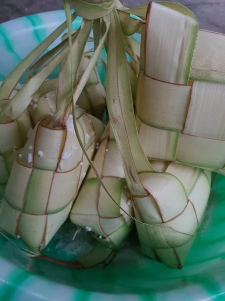 Ketupat Pirinçle Dolu Pişirilmeye Hazır — Stok fotoğraf