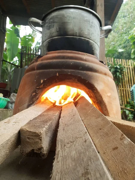 用木柴做饭的传统炉灶 — 图库照片
