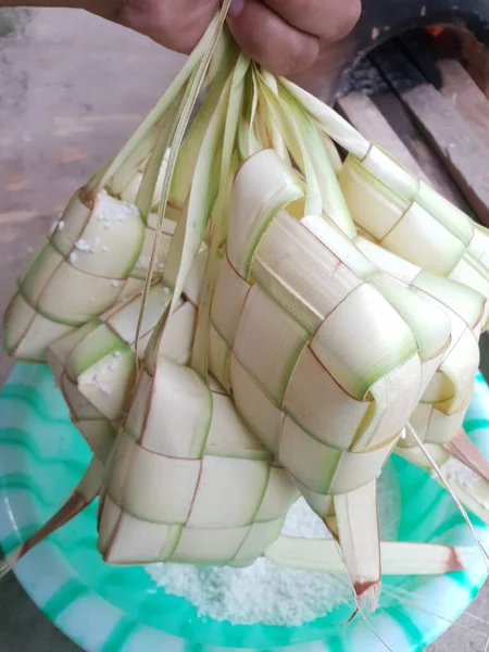 Ketupat Mit Reis Zum Kochen Gefüllt — Stockfoto