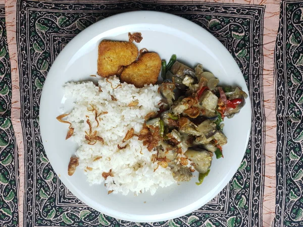 Nugget Pilav Patlıcan Sebzeli Kahvaltı — Stok fotoğraf