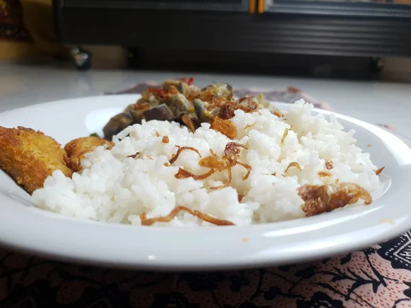 Frukostmat Med Klimpar Och Ris Äggplantsgrönsaker — Stockfoto