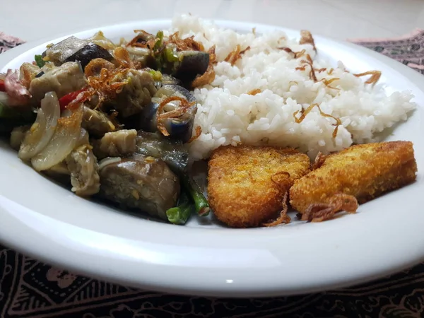 Nugget Pilav Patlıcan Sebzeli Kahvaltı — Stok fotoğraf