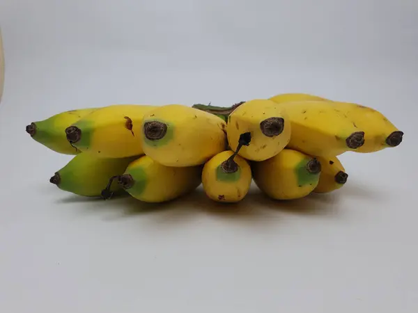 Gäng Bananer Vit Bakgrund — Stockfoto