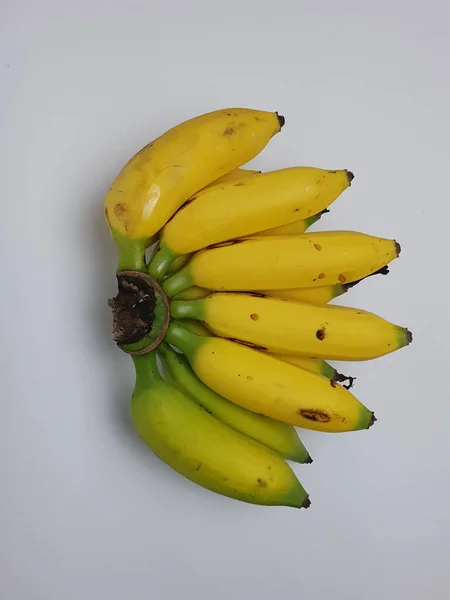 Egy Csomó Banán Fehér Háttérrel — Stock Fotó