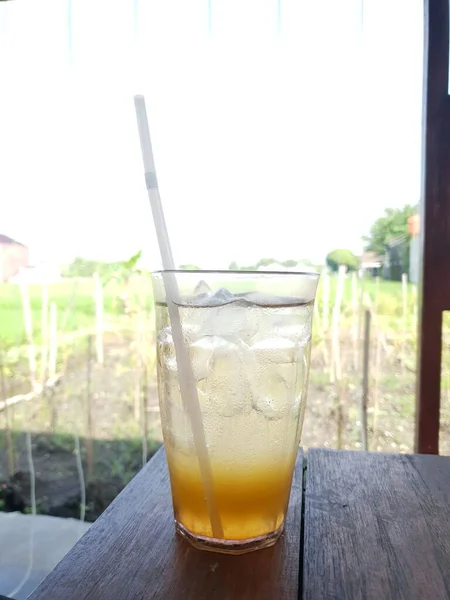 Glas Färsk Cocktail Träbord — Stockfoto