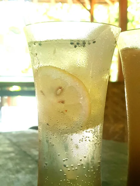 Склянка Солодкого Коктейлю Льодом Столі — стокове фото