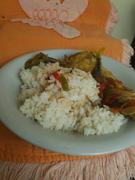 Reis Mit Fisch Auf Weißem Teller Auf Tisch — Stockfoto