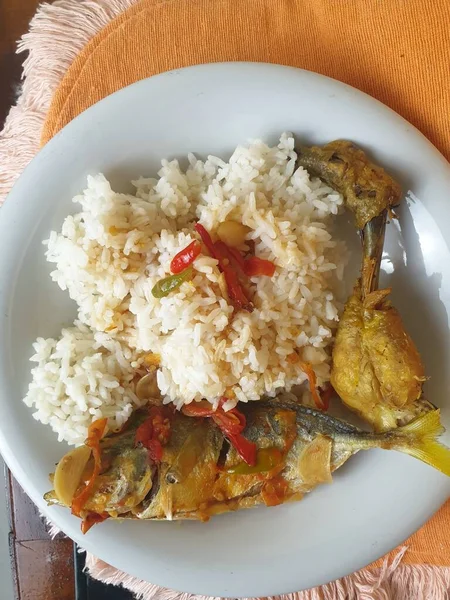 Riso Con Pesce Piatto Bianco Sul Tavolo — Foto Stock