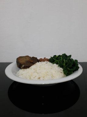 Beyaz tabakta balıklı pilav. 