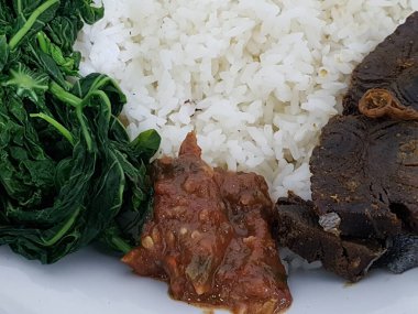 Beyaz tabakta balıklı pilav. 