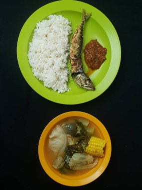 Beyaz tabakta balıklı pilav. 