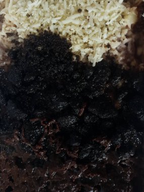 Eritilmiş brovniler peynir serpiştirilmiş, çikolata arkaplanda lezzetli.