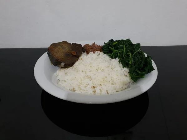 Ρύζι Ψάρι Λευκό Πιάτο Στο Τραπέζι — Φωτογραφία Αρχείου