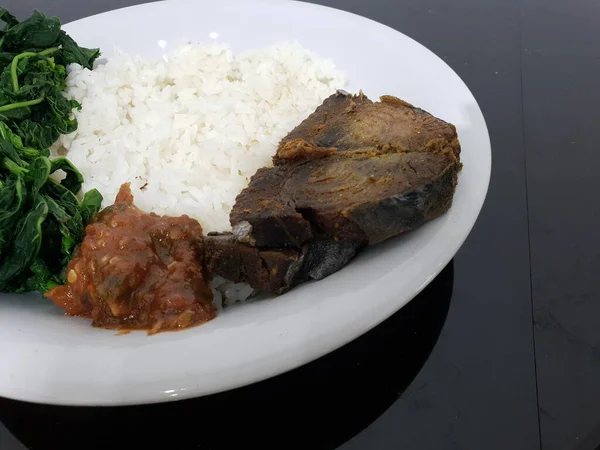 Reis Mit Fisch Auf Weißem Teller Auf Tisch — Stockfoto
