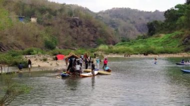 Yogyakarta, Bantul, 09 Ağustos 2023, temiz suda kano kullanarak suda oynuyor. Bantul bölgesinde Kedig Jati adında yeni bir turistik yer..