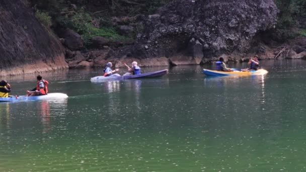ジョグジャカルタ バントゥール 2023年8月9日 透明な水でカヌーを使用して水で遊ぶ バントゥール地域の新しい観光スポット すなわちケドゥグ ジャティ — ストック動画
