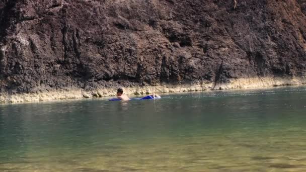 ジョグジャカルタ バントゥール 2023年8月9日 透明な水でカヌーを使用して水で遊ぶ バントゥール地域の新しい観光スポット すなわちケドゥグ ジャティ — ストック動画