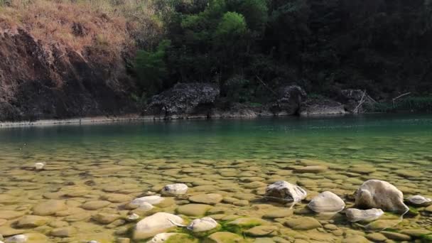 川に岩がたくさんあるので 非常に魅力的な景色 澄んだ水でクドゥンジャティ川の澄んだ水 — ストック動画