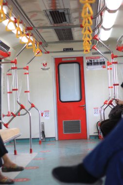 Jakarta 'nın içi hafif demiryolu geçişi 