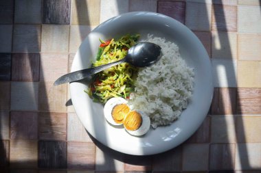 Tuzlu papaya çiçekleri ve tuzlu yumurtalar yemek sağlık için iyidir. tumis bunga pepaya