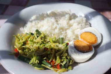 Tuzlu papaya çiçekleri ve tuzlu yumurtalar yemek sağlık için iyidir. tumis bunga pepaya