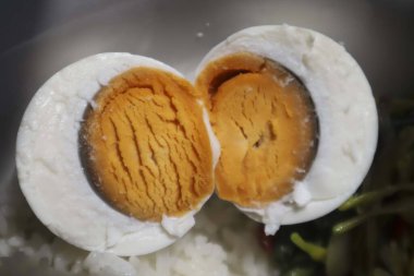 Tuzlu papaya çiçekleri ve tuzlu yumurtalar yemek sağlık için iyidir. tumis bunga pepaya