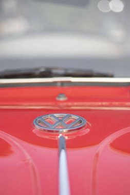 Yogyakarta, 25 Eylül 2022, zarif kırmızı bir VW (Volkswagen) klasik araba.