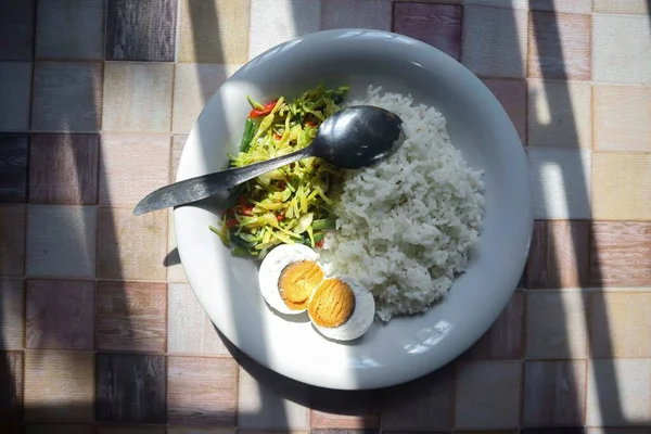 Tuzlu papaya çiçekleri ve tuzlu yumurtalar yemek sağlık için iyidir. tumis bunga pepaya