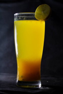 siyah arka plan üzerine portakal suyu