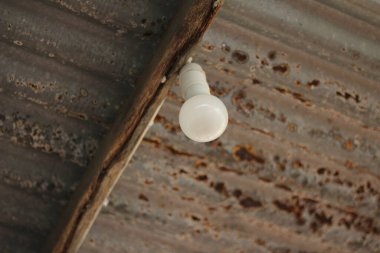 Tavanda enerji tasarrufu ampulü