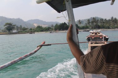 Mengkudu adasına yelken açan turistler