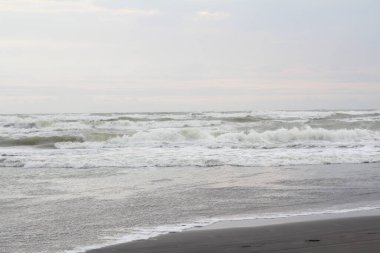 Dalgalar kumsalları ezer
