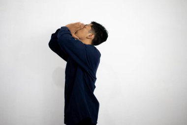 Asyalı adam beyaz arka planda üzgün