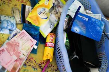 Masada çeşitli şeyler, para, peçete, sprey