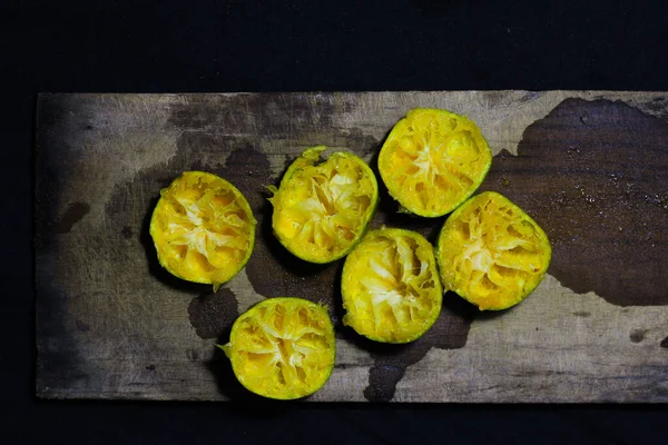 Yere sıkılmış limon