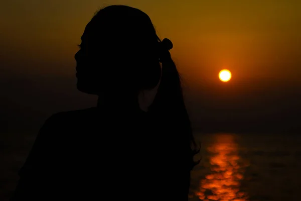 Silhouet Van Een Meisje Het Strand Bij Zonsondergang — Stockfoto