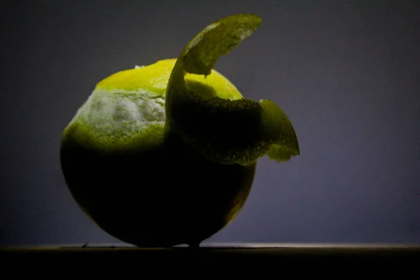 Limón Fresco Sobre Fondo Oscuro — Foto de Stock