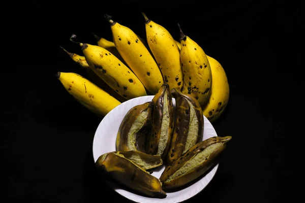 Reife Bananen Auf Schwarzem Hintergrund — Stockfoto