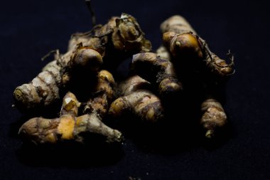 Zencefil çeşnili siyah arkaplan