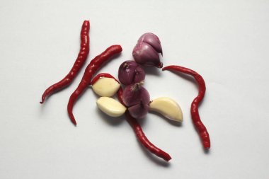 Beyaz arka planda kırmızı biber ve sarımsak.. 