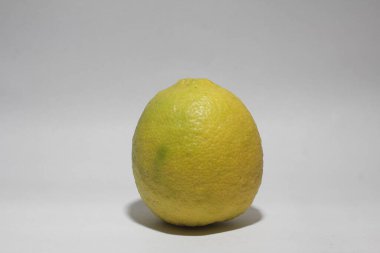 beyaz arkaplanda limon