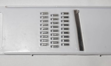 Beyaz plastik rendeleyicinin kapağını kapat