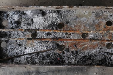 Yanmış eski metal ızgara. 